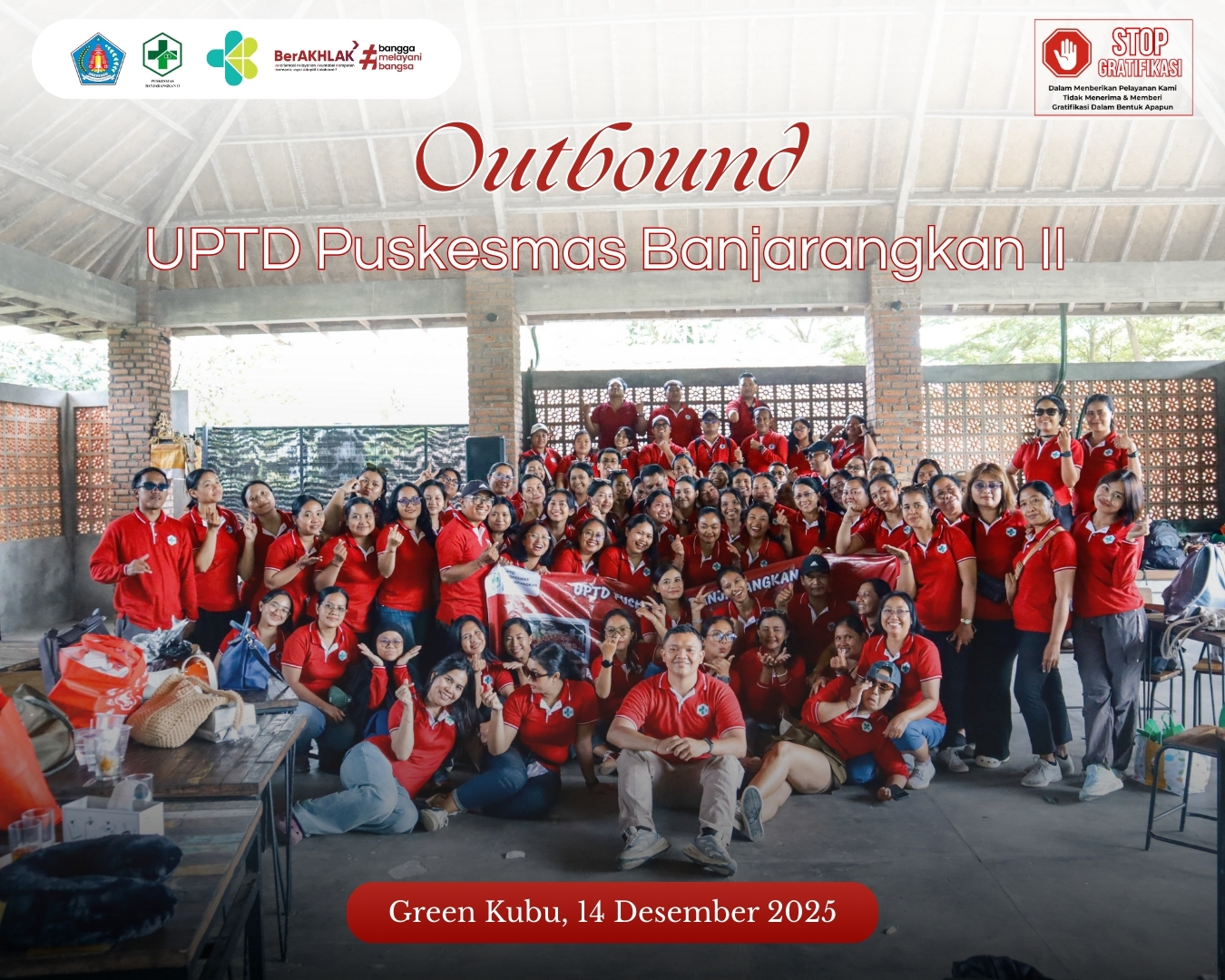 foto bersama seluruh stag saat mengikuti acar outbound 2025